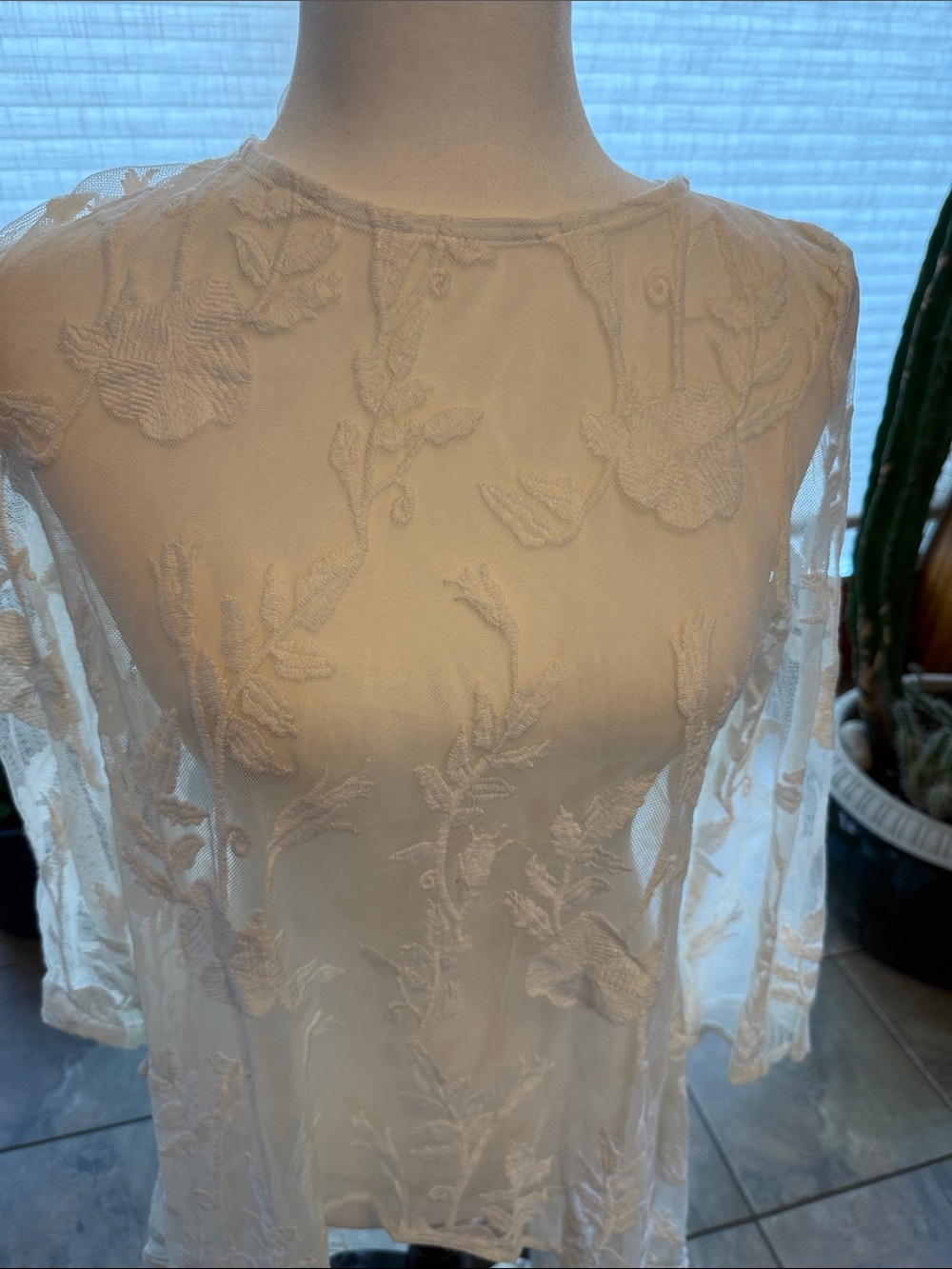 white Lace High-Low Top - Picture 2 of 7